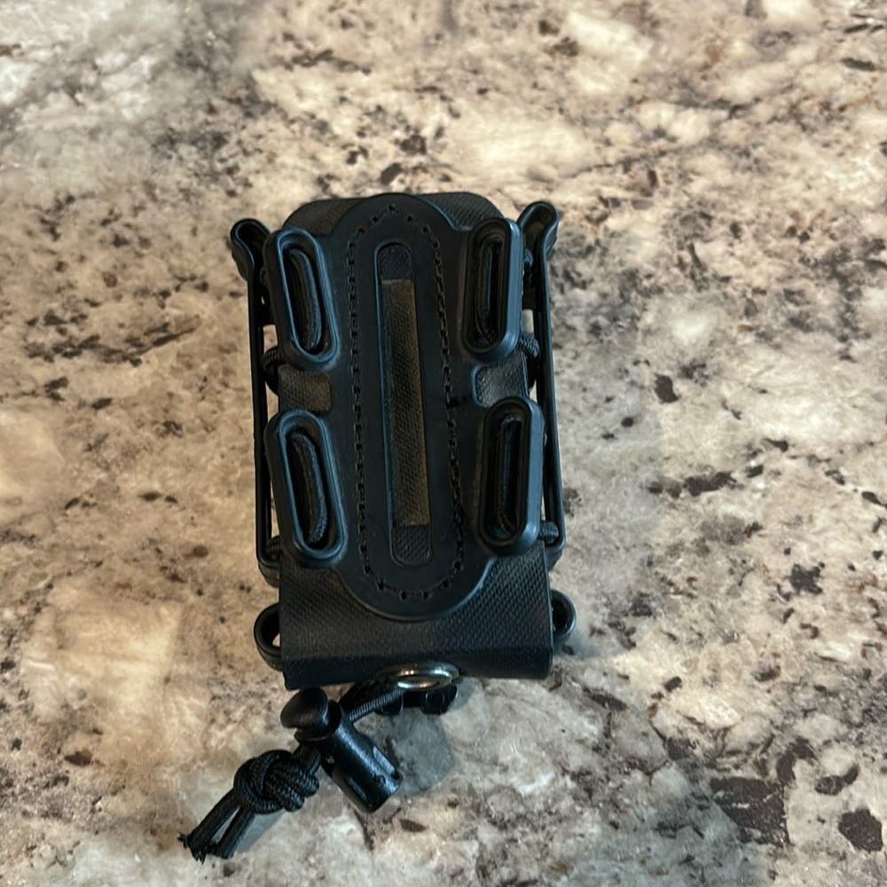 Taco style mag pouch